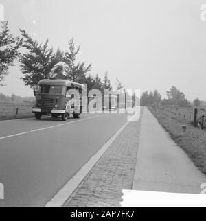 Demonstration Kostenlose Buren auf der Rijksweg Epe-Vaassen. Lkw mit marechaussees Datum: 26 September 1961 Standort: Gelderland, vaassen Schlüsselwörter: Demonstrationen, Landwirte, Demonstrationen, marechaussees Stockfoto