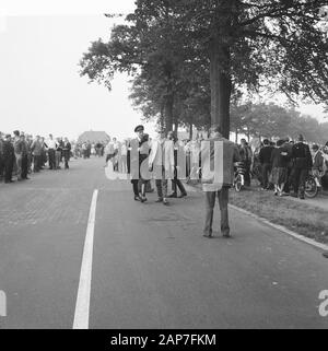 Demonstration Kostenlose Buren auf der Rijksweg Epe-Vaassen. Die Landwirte sind in Datum: 26 September 1961 Standort: Gelderland, vaassen Keywords: Verhaftungen, Demonstrationen, Landwirte, Demonstrationen, Polizisten Stockfoto