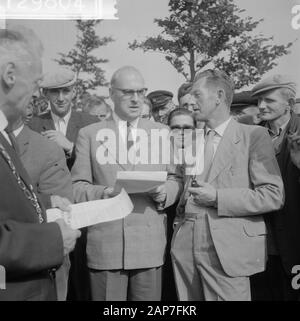 Demonstration Kostenlose Buren auf der Rijksweg Epe-Vaassen. Landwirt Koekkoek und Staatsanwaltschaft Datum: September 26, 1961 Ort: Vasen Schlüsselwörter: Landwirt, Demonstrationen der persönliche Name: Landwirt Koekkoek Stockfoto