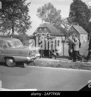 Demonstration Kostenlose Buren auf der Rijksweg Epe-Vaassen. Rijkspolitiemannen wegfegen sauber Datum: 26 September 1961 Standort: Gelderland, vaassen Schlüsselwörter: Demonstrationen, Landwirte, Demonstrationen, Polizisten Stockfoto