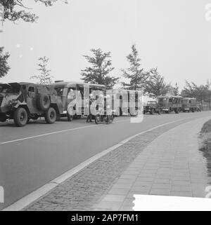 Demonstration Kostenlose Buren auf der Rijksweg Epe-Vaassen. Lkw und gepanzerte Fahrzeuge mit marechaussees Datum: 26 September 1961 Standort: Gelderland, vaassen Schlüsselwörter: Demonstrationen, Landwirte, Demonstrationen, marechaussees Stockfoto