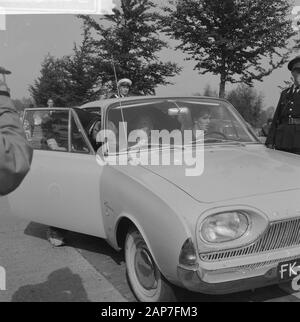 Demonstration Kostenlose Buren auf der Rijksweg Epe-Vaassen. Landwirt Koekkoek und Staatsanwaltschaft Datum: September 26, 1961 Ort: Vasen Schlüsselwörter: Landwirt, Demonstrationen der persönliche Name: Landwirt Koekkoek Stockfoto