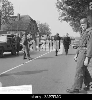 Demonstration Kostenlose Buren auf der Rijksweg Epe-Vaassen. Gepanzerte Fahrzeuge der Königlichen Marechausse sind entlang der Straße aufgestellt. Zwei Polizisten mit Karabinern bewaffnet Spaziergang entlang Datum: 26 September 1961 Standort: Gelderland, vaassen Schlüsselwörter: Demonstrationen, Landwirte, Demonstrationen, marechaussees, Polizisten Stockfoto