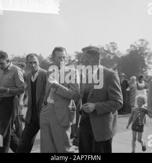 Demonstration Kostenlose Buren auf der Rijksweg Epe-Vaassen. Landwirt Koekkoek und Staatsanwaltschaft Datum: September 26, 1961 Ort: Vasen Schlüsselwörter: Landwirt, Demonstrationen der persönliche Name: Landwirt Koekkoek Stockfoto