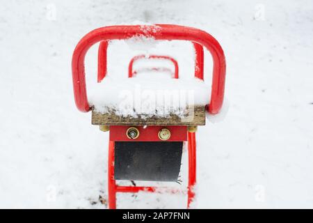 Der Spielplatz ist mit Schnee bedeckt. Stockfoto