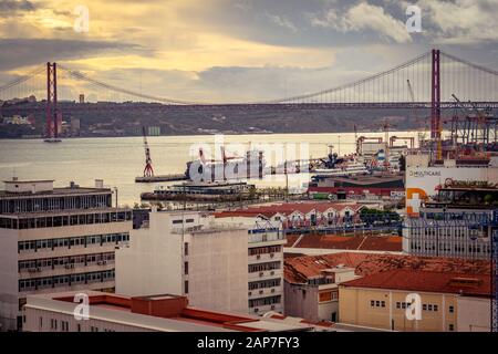 Lissabon, Portugal - Hafengebiet mit Blick auf die Brücke Ponte 25 de Abril Stockfoto