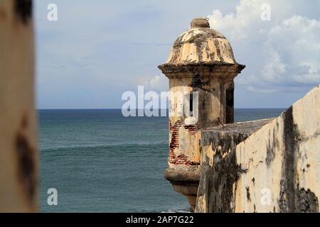 Massive Wände, die von zahlreichen Sentry-Boxen, die auf Spanisch als Guaritas bekannt sind, durchsetzt sind, umgeben die karibische Hafenstadt Old San Juan in Puerto Rico Stockfoto