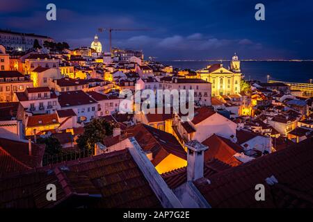 Lissabon, Portugal - Stadtaussicht von Miradouro do Recolhimento in der Nacht Stockfoto