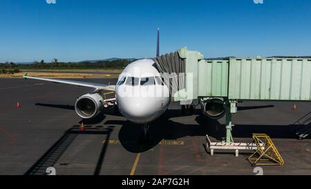 VALDIVIA, CHILE - Januar 11, 2018: ein Flugzeug in Valdivia Flughafen. Pichoy Flughafen ist ein Flughafen in der Ortschaft Mariquina, Chile, 23 Kilometer entfernt Stockfoto