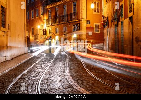 Lissabon, Portugal - Leichte Wege von fahrenden Autos und Straßenbahnen entlang der Straße Stockfoto