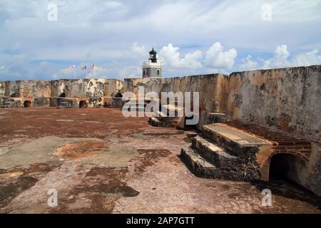 Massive Wände, die von zahlreichen Sentry-Boxen, die auf Spanisch als Guaritas bekannt sind, durchsetzt sind, umgeben die karibische Hafenstadt Old San Juan in Puerto Rico Stockfoto