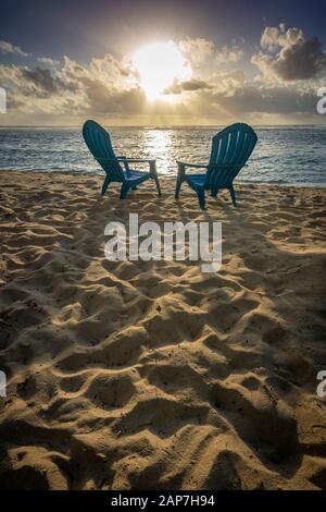 Liegen am Strand mit Palmen Stockfoto