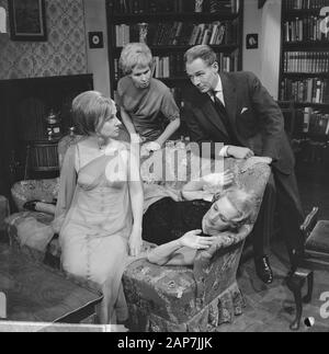 Blithe Spirit, TV Spiel, auf Bank Ank van Bragt, Andrea Domburg, hinter Kitty Janssen und Guus Oster Datum: Dezember 20, 1962 Keywords: TV Spiele Persönlicher Name: Domburg, Andrea, Janssen, Kitty, Bragt, Ank van der Oster, Guus Stockfoto