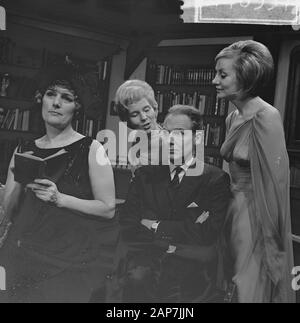 Blithe Spirit, TV Spiel, auf Bank Ank van Bragt, Andrea Domburg, hinter Kitty Janssen und Guus Oster Datum: Dezember 20, 1962 Keywords: TV Spiele Persönlicher Name: Andrea Domburg, Ank van der Mutter, unbeschwert Geist OSTER GUUS Stockfoto