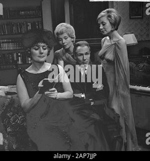 Blithe Spirit, TV Spiel, auf Bank Ank van Bragt, Andrea Domburg, hinter Kitty Janssen und Guus Oster Datum: Dezember 20, 1962 Keywords: TV Spiele Persönlicher Name: Andrea Domburg, Ank van der Mutter, unbeschwert Geist OSTER GUUS Stockfoto