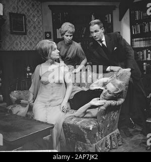 Blithe Spirit, TV Spiel, auf Bank Ank van Bragt, Andrea Domburg, hinter Kitty Janssen und Guus Oster Datum: Dezember 20, 1962 Keywords: TV Spiele Persönlicher Name: Andrea Domburg, Ank van der Mutter, unbeschwert Geist OSTER GUUS Stockfoto