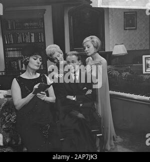 Blithe Spirit, TV Spiel, auf Bank Ank van Bragt, Andrea Domburg, Kitty Janssen und Guus Oster Datum: Dezember 20, 1962 Keywords: TV Spiele Persönlicher Name: Domburg, Andrea, Janssen, Kitty, Bragt, Ank van der Oster, Guus Stockfoto