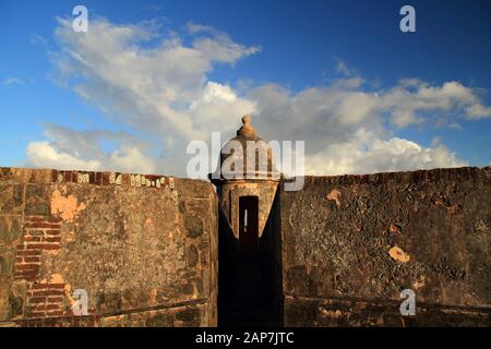 Massive Wände, die von zahlreichen Sentry-Boxen, die auf Spanisch als Guaritas bekannt sind, durchsetzt sind, umgeben die karibische Hafenstadt Old San Juan in Puerto Rico Stockfoto