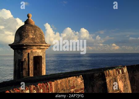 Massive Wände, die von zahlreichen Sentry-Boxen, die auf Spanisch als Guaritas bekannt sind, durchsetzt sind, umgeben die karibische Hafenstadt Old San Juan in Puerto Rico Stockfoto