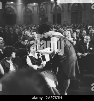 Aktion Öffnen het Dorp, schließen Abend im Concertgebouw, Mies mit AVRO Vorsitzender Datum: Januar 28, 1963 Keywords: Konzert Gebäude Person Name: Bouwman, Mies Stockfoto