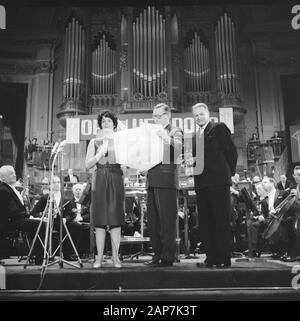 Aktion Öffnen het Dorp, schließen Abend im Concertgebouw, Mies Bouwman liest den Gesamtbetrag für Datum: Januar 28, 1963 Keywords: Konzert Gebäude Person Name: Bouwman, Mies Stockfoto