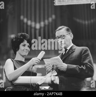 Aktion Öffnen het Dorp, schließen Abend im Concertgebouw, Mies mit AVRO Vorsitzender Datum: Januar 28, 1963 Keywords: Konzert Gebäude Person Name: Bouwman, Mies Stockfoto