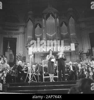 Aktion Öffnen het Dorp, schließen Abend im Concertgebouw, Mies mit AVRO Vorsitzender Datum: Januar 28, 1963 Keywords: Konzert Gebäude Person Name: Bouwman, Mies Stockfoto