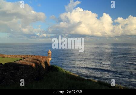 Massive Wände, die von zahlreichen Sentry-Boxen, die auf Spanisch als Guaritas bekannt sind, durchsetzt sind, umgeben die karibische Hafenstadt Old San Juan in Puerto Rico Stockfoto