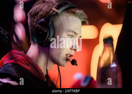 Moskau - 23. DEZEMBER 2019: ESports Counter-Strike: Global Offensive Event. Cyber-Sportprofi Martin stavn Lund bei einem Bühnenspiel-Turnier Stockfoto