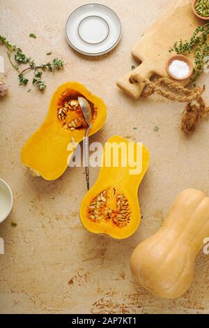 Seeding Hälften des Kürbis. Vegane Mahlzeit kochen Stockfoto