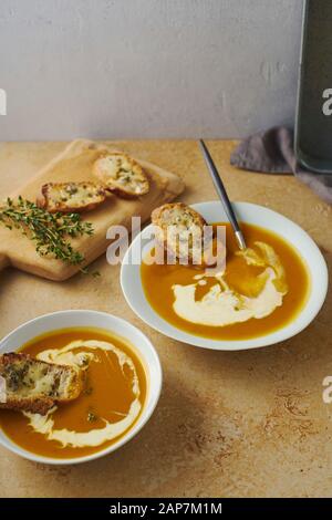 Kürbis Suppe mit Thymian, Sahne und Käse, Croutons Stockfoto