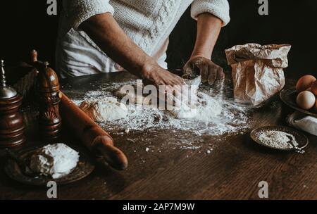Eine Frau bereitet hausgemachte Zopfbrot zu Hause Stockfoto