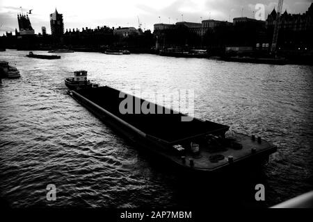 Tideway Class Barge voller Raub vom Thames Tideway Tunnel Infrastrukturprojekt, das mit einem Schleppboot auf die Themse in London gedrückt wird Stockfoto