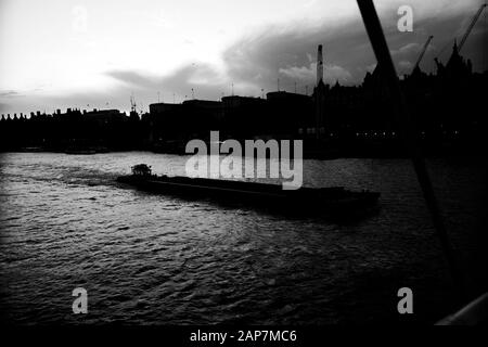 Tideway Class Barge voller Raub vom Thames Tideway Tunnel Infrastrukturprojekt, das mit einem Schleppboot auf die Themse in London gedrückt wird Stockfoto