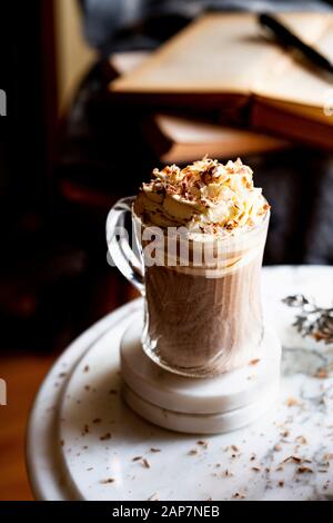 Dick im spanischen Stil heiße Schokolade mit hausgemachter Schlagsahne Stockfoto