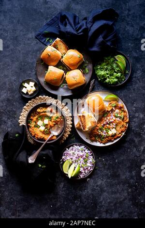 Indische Street Food-Gewürztem Kartoffelpüree Gemüseeintopf mit gebutterten Diner rollen. Stockfoto