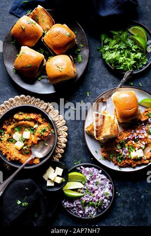 Indische Street Food-Gewürztem Kartoffelpüree Gemüseeintopf mit gebutterten Diner rollen. Stockfoto