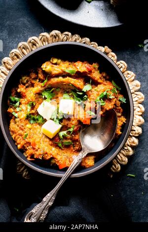 Indische Street Food-Gewürztem Kartoffelpüree Gemüseeintopf mit gebutterten Diner rollen. Stockfoto