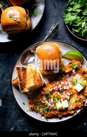 Indische Street Food-Gewürztem Kartoffelpüree Gemüseeintopf mit gebutterten Diner rollen. Stockfoto