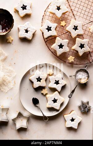 Himbeer Konfitüre gefüllt Linzer Plätzchen - Glutenfrei Stockfoto