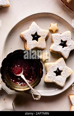 Himbeer Konfitüre gefüllt Linzer Plätzchen - Glutenfrei Stockfoto