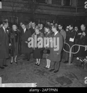 Engagement Prinzessin Irene und Prinz Carlos Hugo Beschreibung: Die königlichen Familien sind im Amstelhotel, um eine Bootsfahrt zu machen. Links Prinz Bernhard und Königin Juliana, in der Mitte Prinz Xavier und Prinzessin Magdalena, und rechts Prinzessin Irene und Prinz Carlos Hugo Datum: 10. Februar 1964 Ort: Amsterdam, Noord-Holland Schlüsselwörter: Queens, Princes, Princesses persönlicher Name: Bernhard (Prinz Niederlande), Carlos Hugo de Bourbon-Parma (Prinz Spanien), Irene (Prinzessin Niederlande), Juliana (Königin Niederlande), Magadalena de Bourbon-Parma (Prinzessin Spanien), Xavier de Bourbon-Parma (Prinz Spanien) I. Stockfoto