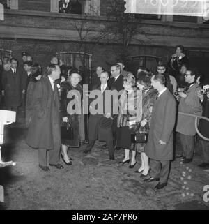 Engagement Prinzessin Irene und Prinz Carlos Hugo Beschreibung: Die königlichen Familien sind im Amstelhotel, um eine Bootsfahrt zu machen. Auf der linken Seite Prinz Bernhard und Königin Juliana, in der Mitte Prinz Xavier und Prinzessin Magdalena und auf der rechten Seite Prinzessin Irene und Prinz Carlos Hugo Datum: 10. Februar 1964 Ort: Amsterdam, Noord-Holland Schlüsselwörter: Prinzen, Prinzessinnen persönlicher Name: Bernhard (Fürst Niederlande), Carlos Hugo de Bourbon-Parma (Fürst Spanien), Irene (Prinzessin Niederlande), Juliana (Königin Niederlande), Magadalena de Bourbon-Parma (Prinzessin Spanien), Xavier de Bourbon-Parma (Fürst Sp Stockfoto