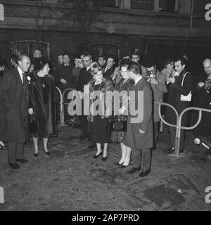 Engagement Prinzessin Irene und Prinz Carlos Hugo Beschreibung: Die königlichen Familien sind im Amstelhotel, um eine Bootsfahrt zu machen. Auf der linken Seite Prinz Bernhard und Königin Juliana, in der Mitte Prinzessin Magdalena und auf der rechten Seite Prinzessin Irene und Prinz Carlos Hugo Datum: 10. Februar 1964 Ort: Amsterdam, Noord-Holland Schlagwörter: Pelz, Königinnen, Presse, Prinzessinnen, Prinzessinnen persönlicher Name: Bernhard (Prinz Niederlande), Carlos Hugo de Bourbon-Parma (Prinz Spanien), Irene (Prinzessin Niederlande), Juliana (Königin Niederlande), Magadalena de Bourbon-Parma (Prinzessin Spanien), Magdalena, Prinzessin Institutio Stockfoto