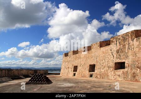 Castillo San Cristobal ist eine von zwei massiven Befestigungsanlagen, die von Spanien zum Schutz der alten Kolonialstadt San Juan in Puerto Rico errichtet wurden Stockfoto