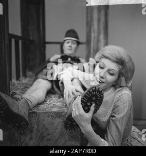 Brigadoon Musical Comedy für NCRV Television. Joekie van de Valk Datum: 24. Januar 1964 Schlagwörter: Musicals, Musik, Fernsehen Personenname: Valk Joekie van der Institutionname: NCRV Stockfoto