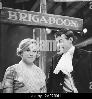 Brigadoon Musical Comedy für NCRV Fernsehen Jenny Arean mit ihrem Gegner Jacco van Renesse Datum: 24. Januar 1964 Schlagwörter: Schauspieler, Schauspielerinnen, Musicals, Musik, Fernsehen, Spieler, Sänger, Sänger Persönliche Bezeichnung: Arean, Jenny, Renesse, Jacco von Institution Name: NCRV Stockfoto