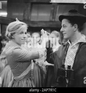 Brigadoon Musical Comedy für NCRV Television; Jenny Arean und Luc Lutz-Datum: 24. Januar 1964 Schlagwörter: Schauspieler, Schauspielerinnen, Musicals, Musik, Fernsehen, Schauspieler, Sänger Personenname: Arean, Jenny, Lutzer, Luc Institutionenname: NCRV Stockfoto