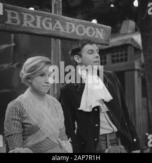 Brigadoon Musical Comedy für NCRV Television. Jenny Arean und Jacco von Renesse Datum: 24. Januar 1964 Schlagwörter: Schauspieler, Schauspielerinnen, Musicals, Musik, Fernsehen, Schauspieler, Sänger, Sänger Personenname: Arean, Jenny, Renesse, Jacco von InstitutionName: NCRV Stockfoto