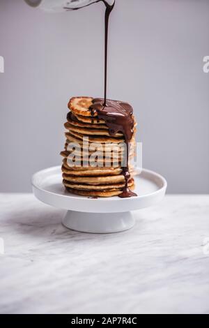 Pfannkuchenstapel mit geschmolzener Schokolade getriggt Stockfoto